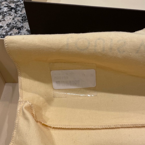 Louis Vuitton Patent Leather Louise clutch - Picture 13 of 15